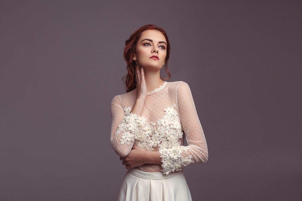 ANGELA_PEDREGAL_LORIGINE_NOVIA_A_MEDIDA_MADRID_VESTIDO_ROMANTICO_DIFERENTE_PLUMETI_FLORES_TUL